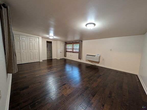 5th image of 404 Oakview Sq