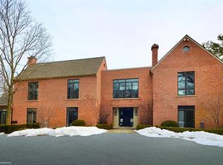 570 Crab Tree Ln, Lake Forest, IL 60045