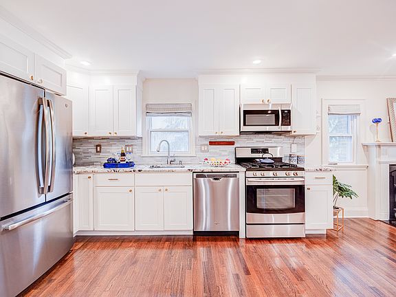 5th image of 145-147 Lowell Ave
