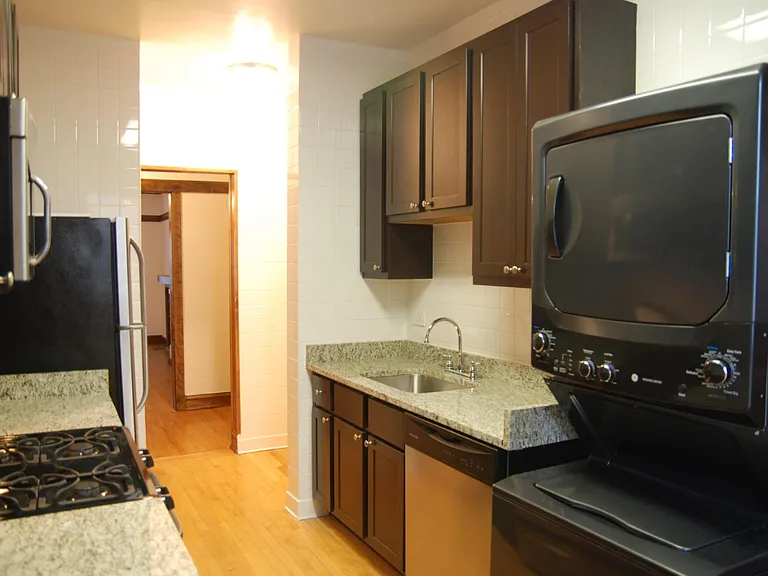 1535 West Addison — Photo 2