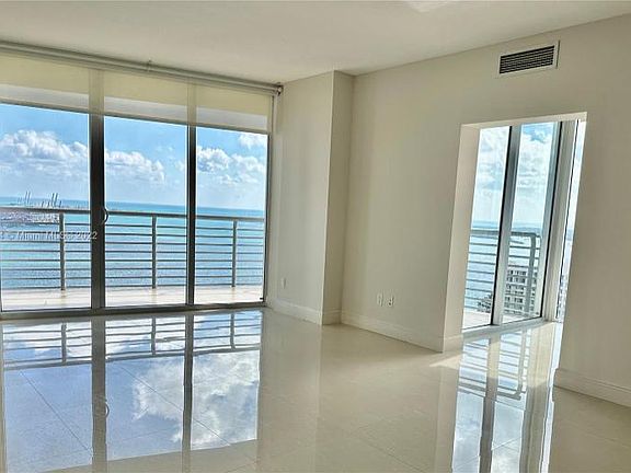 3rd image of 325 Biscayne Blvd #4023