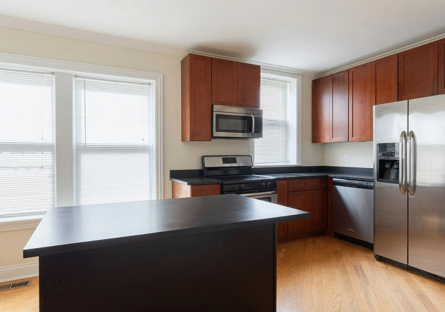 2 bed, 1100 sqft, $2,450 — Photo 2