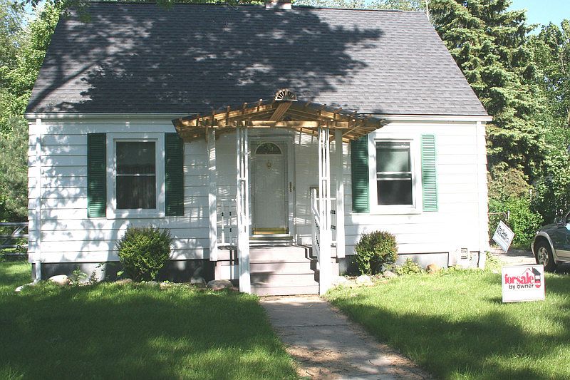 1st image of 716 Carver St
