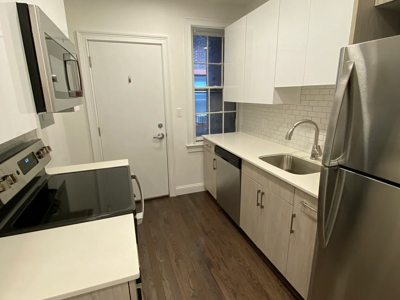 2 bed, 650 sqft, $3,900 — Photo 4