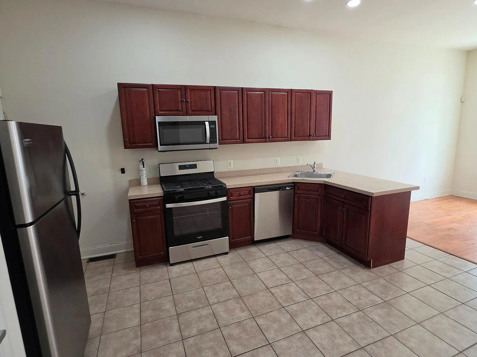 4 bed, 2.0 bath, 1400 sqft, $2,400 — Photo 1