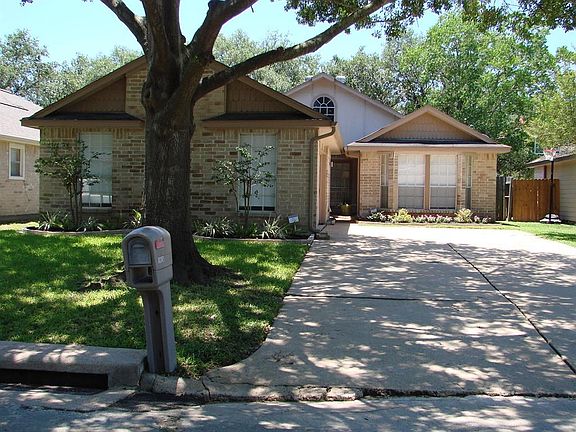 2nd image of 19515 Lake Hollow Ln