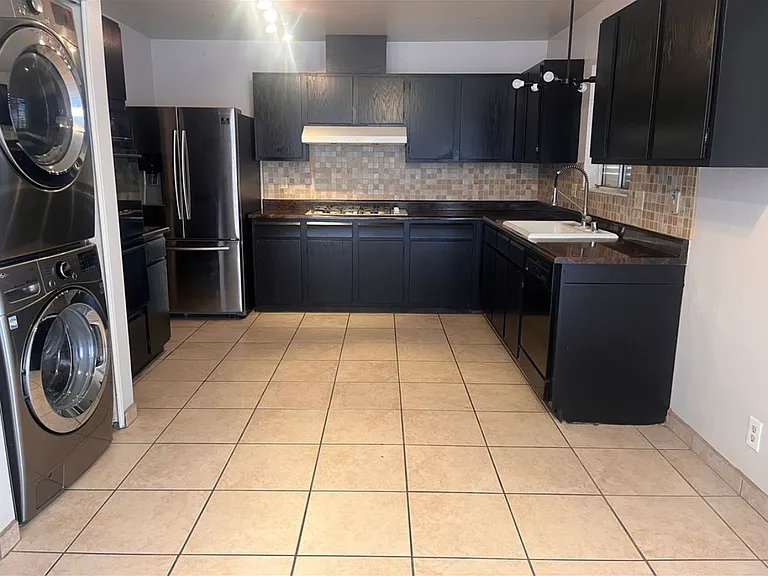 7016 Hurricane Way — Photo 8