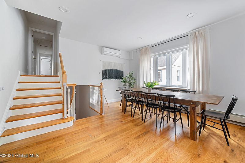 3rd image of 5 Wawayanda Place