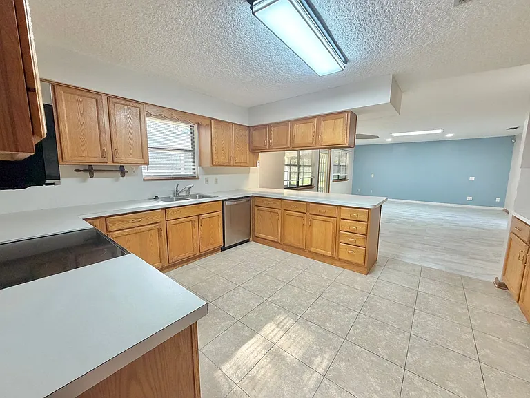 3990 Clearwater Ln — Photo 3