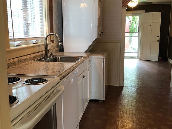 4th image of 402 Oakley St