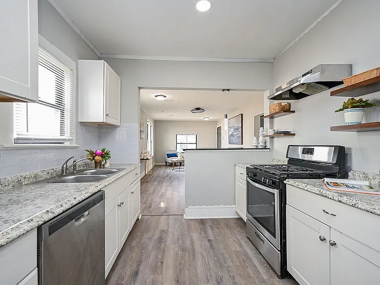 1507 Laird St — Photo 9