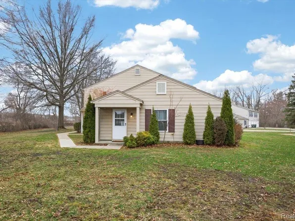 3121 Sunnyside Ct, Lake Orion, MI 48360