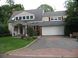 98 Village Rd, Roslyn Heights, NY 11577