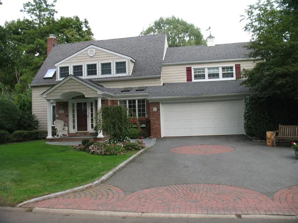 98 Village Rd, Roslyn Heights, NY 11577