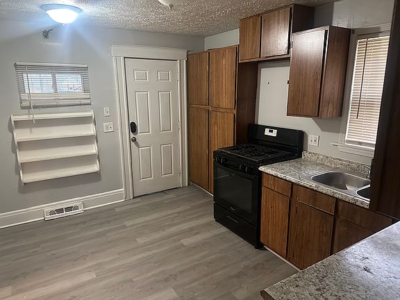 5th image of 2435 E 33rd St