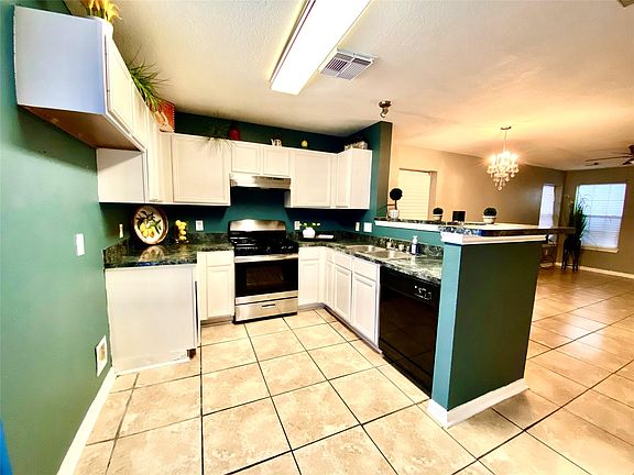4th image of 15518 Martineau St