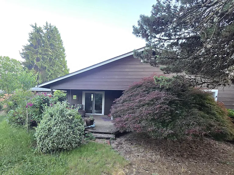 3510 NE Canterbury Cir — Photo 2