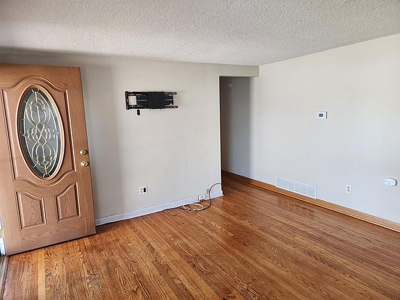 3rd image of 254 E Greenwood St