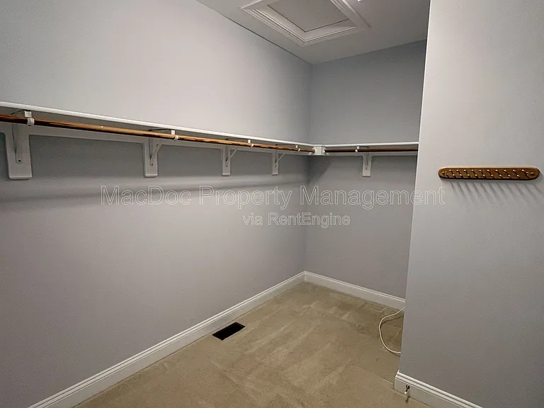 10802 Cedar Creek Dr — Photo 18