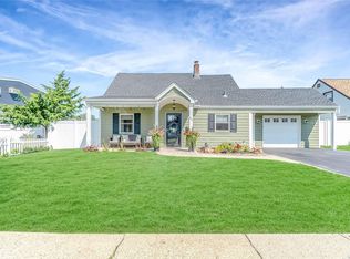 97 Prairie Ln, Levittown, NY 11756