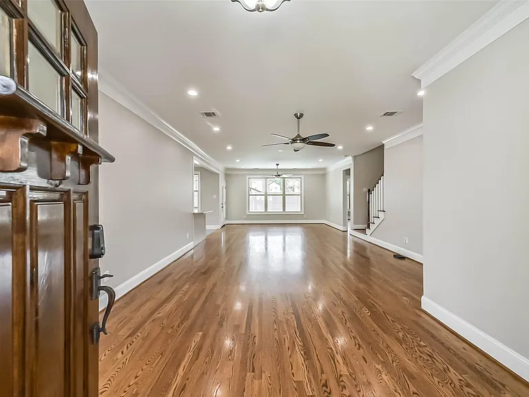 1317 Chantilly Ln — Photo 5