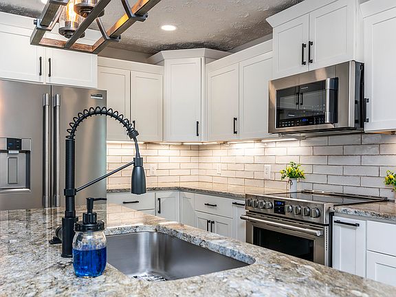 3rd image of 109 Highland Ln