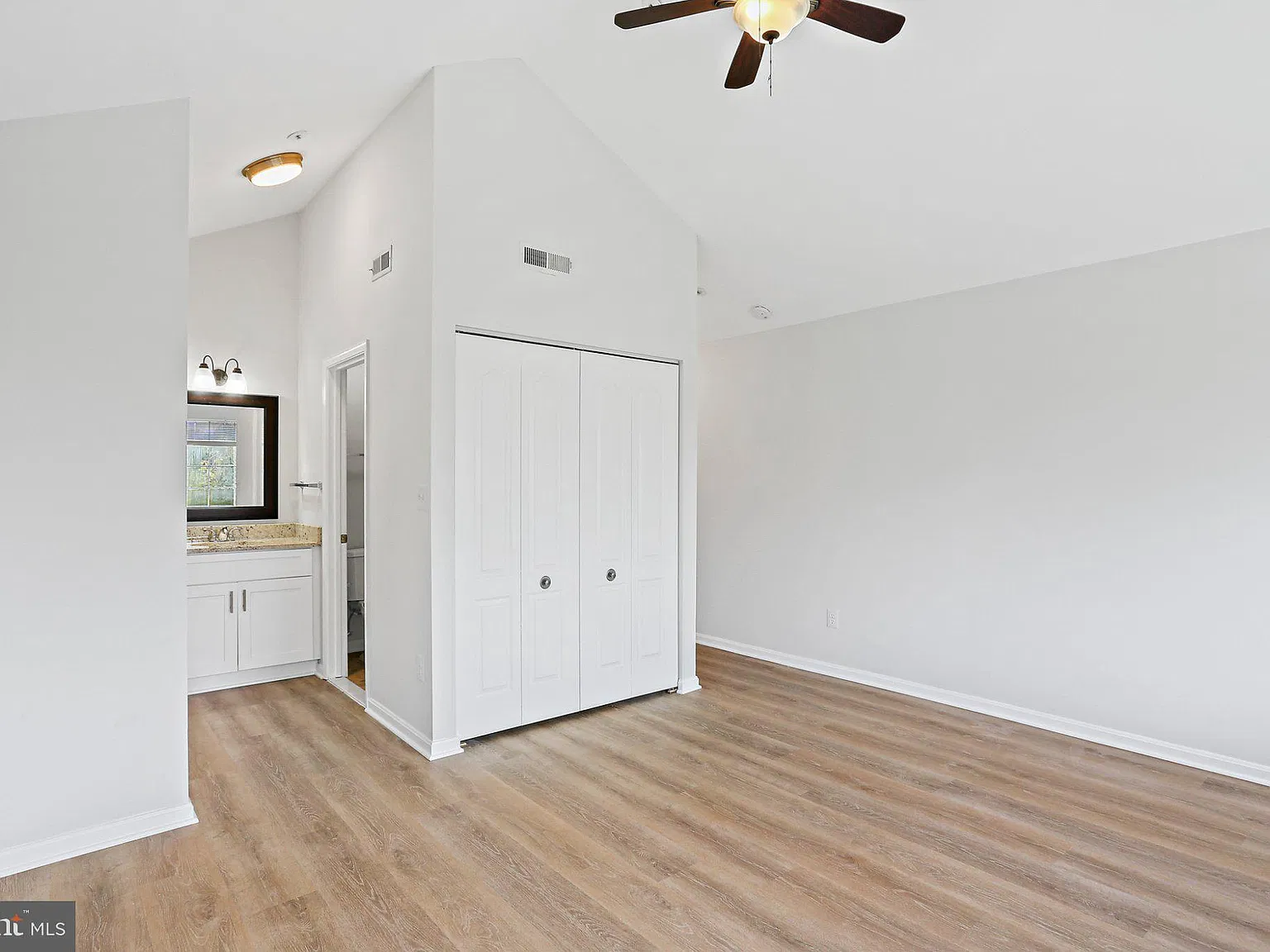 3 bed, 2.0 bath, 1203 sqft, $2,300 — Photo 3