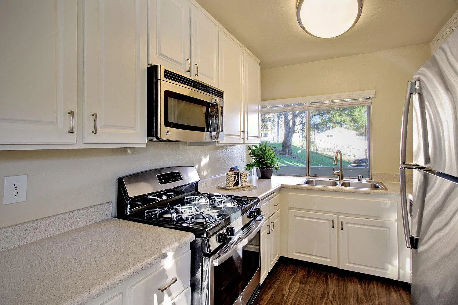 2 bed, 923 sqft, $2,875 — Photo 2