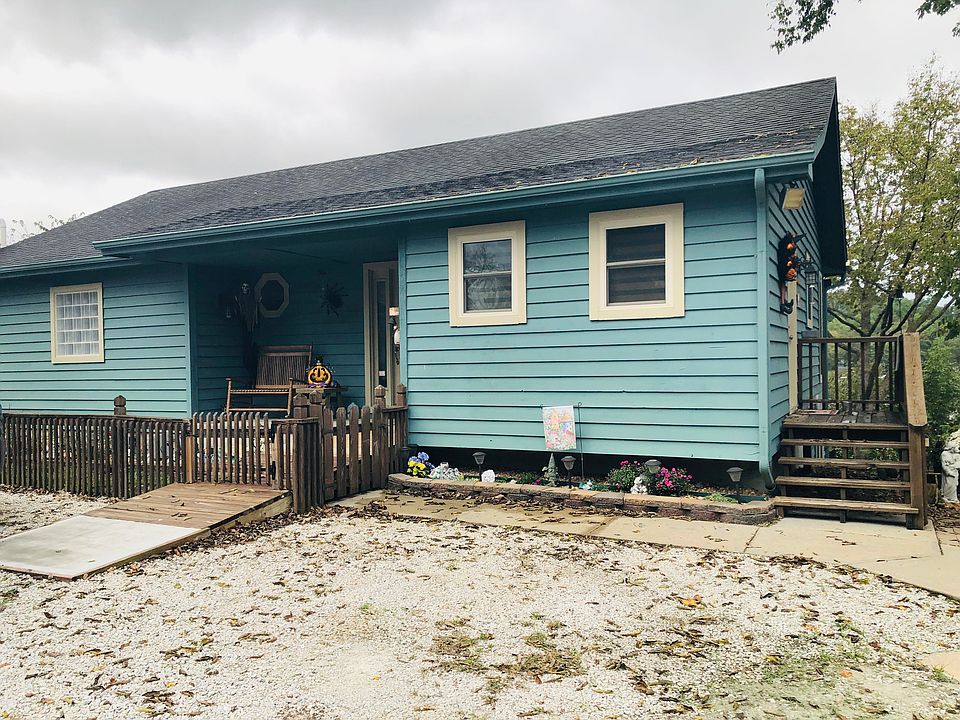 Water front home w/ 2 docks.