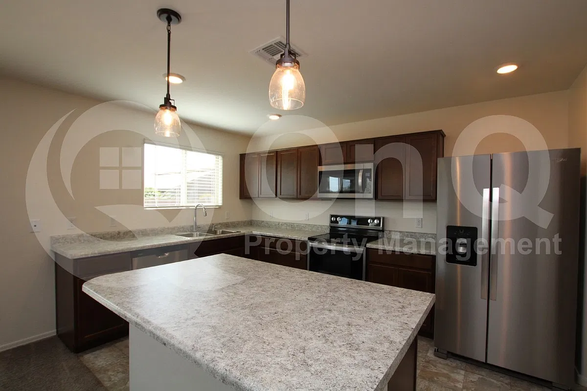 4 bed, 2.0 bath, 1708 sqft, $1,749 — Photo 2