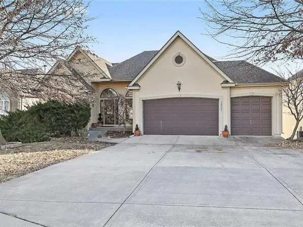 18003 Rollins Dr, Smithville, MO 64089