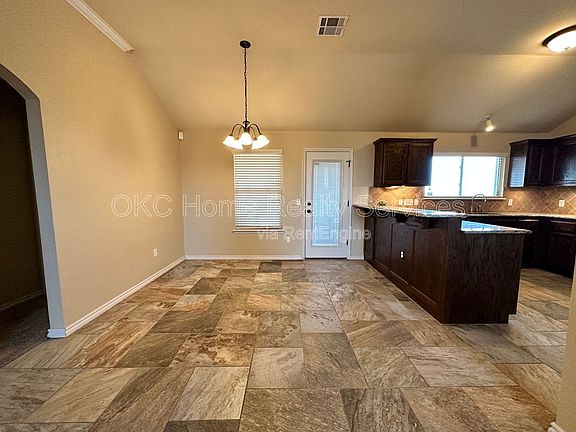 5th image of 19609 Vista Ave