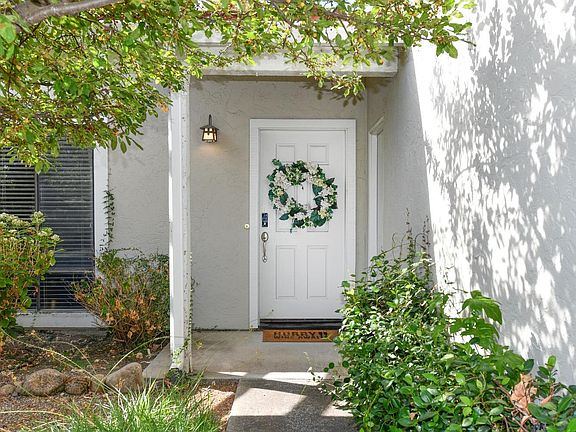 3rd image of 1093 Mariposa Lane St