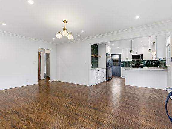 4th image of 2466 Prosser Ave