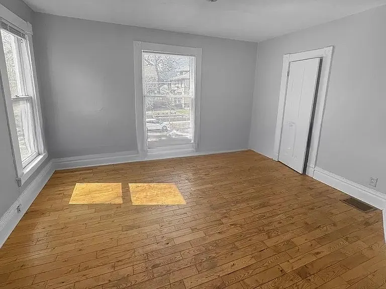 271 Eastern Ave SE — Photo 5