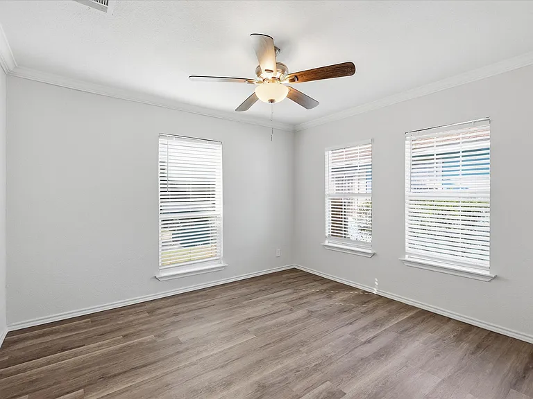1515 Waco Ave — Photo 10