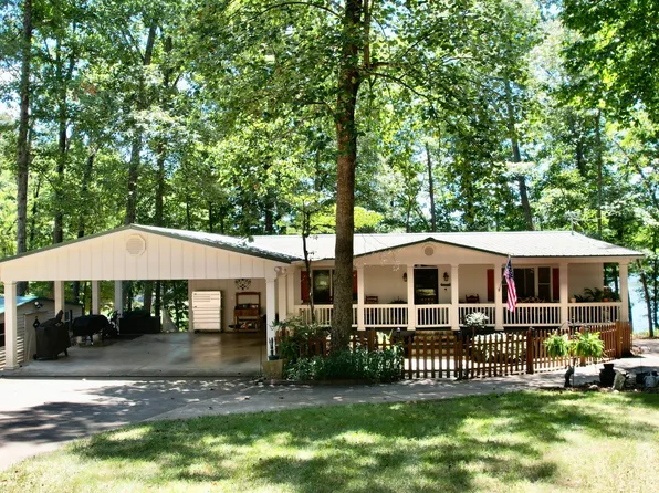 307 Chateau Dr, Lavonia, GA 30553