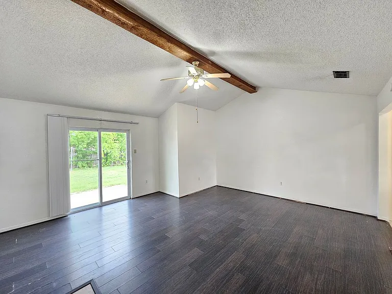 111 Bridle Dr — Photo 4