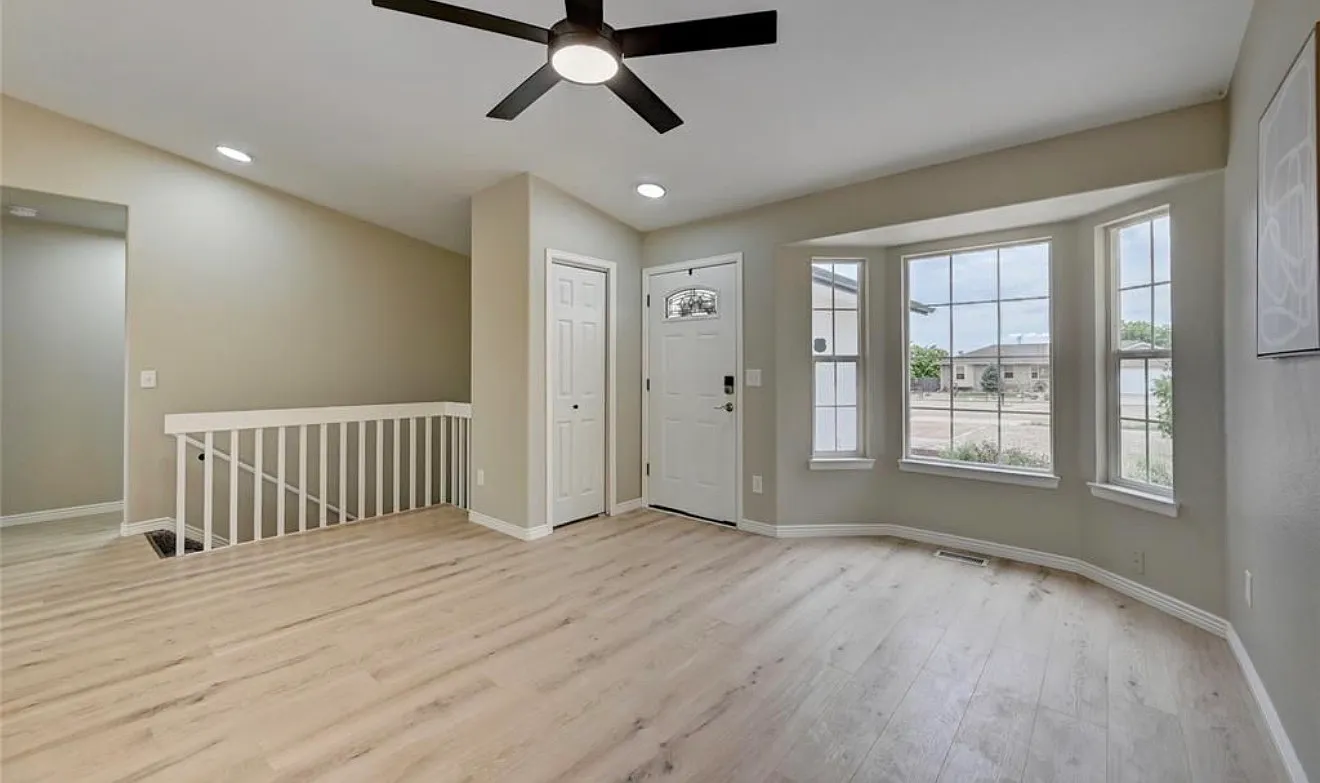 3 bed, 2301 sqft, $2,750 — Photo 2