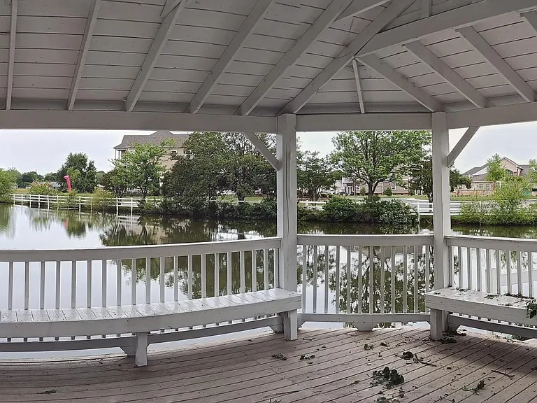 Island Club Apartments — Photo 9