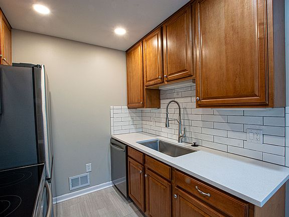 5th image of 5806 Western Ave #1