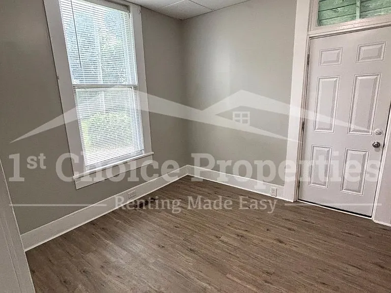 302 Coffee St E #A-1 — Photo 8