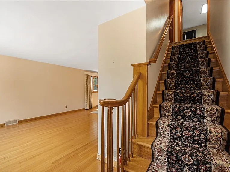 444 Buckingham Ave — Photo 4