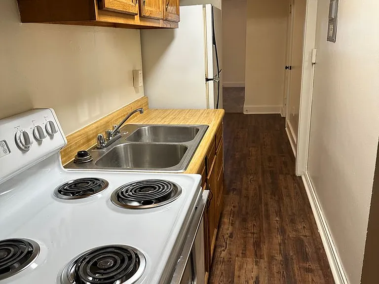 5200 Earl Dr — Photo 4