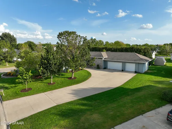 1822 8th St SE, East Grand Forks, MN 56721