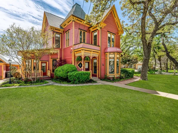 121 W Bluff St, Granbury, TX 76048