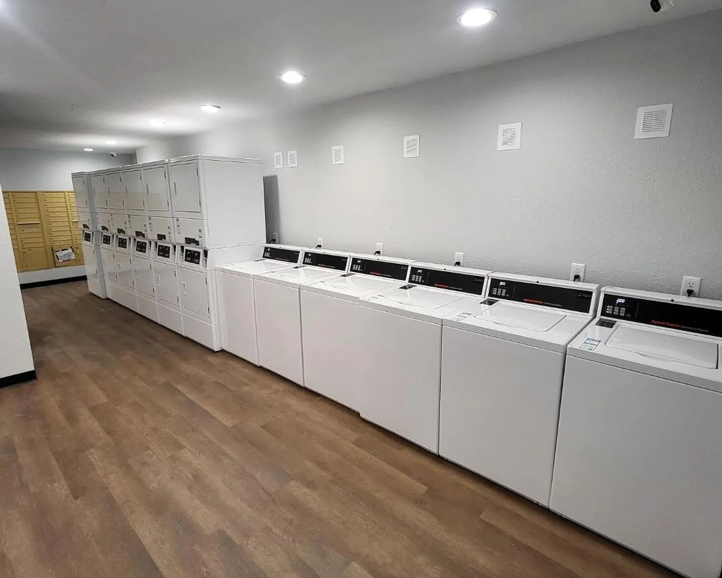Bison Run apartments — Photo 1