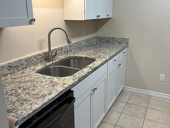 3rd image of 904 Pineview Blvd