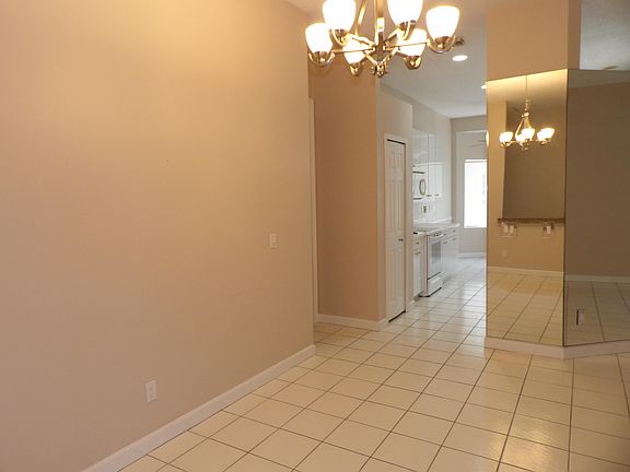4th image of 557 SW New Castle Cv