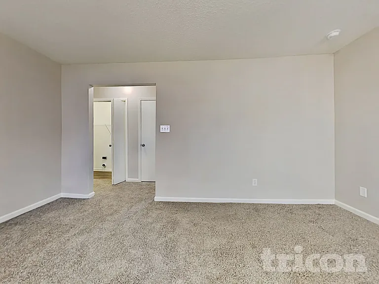 1697 Willowview Ln — Photo 3